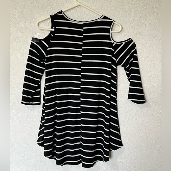 EZRA Women’s Black & White Ribbed Stripped Cold Shoulder Tunic Top Size M - Picture 2 of 11